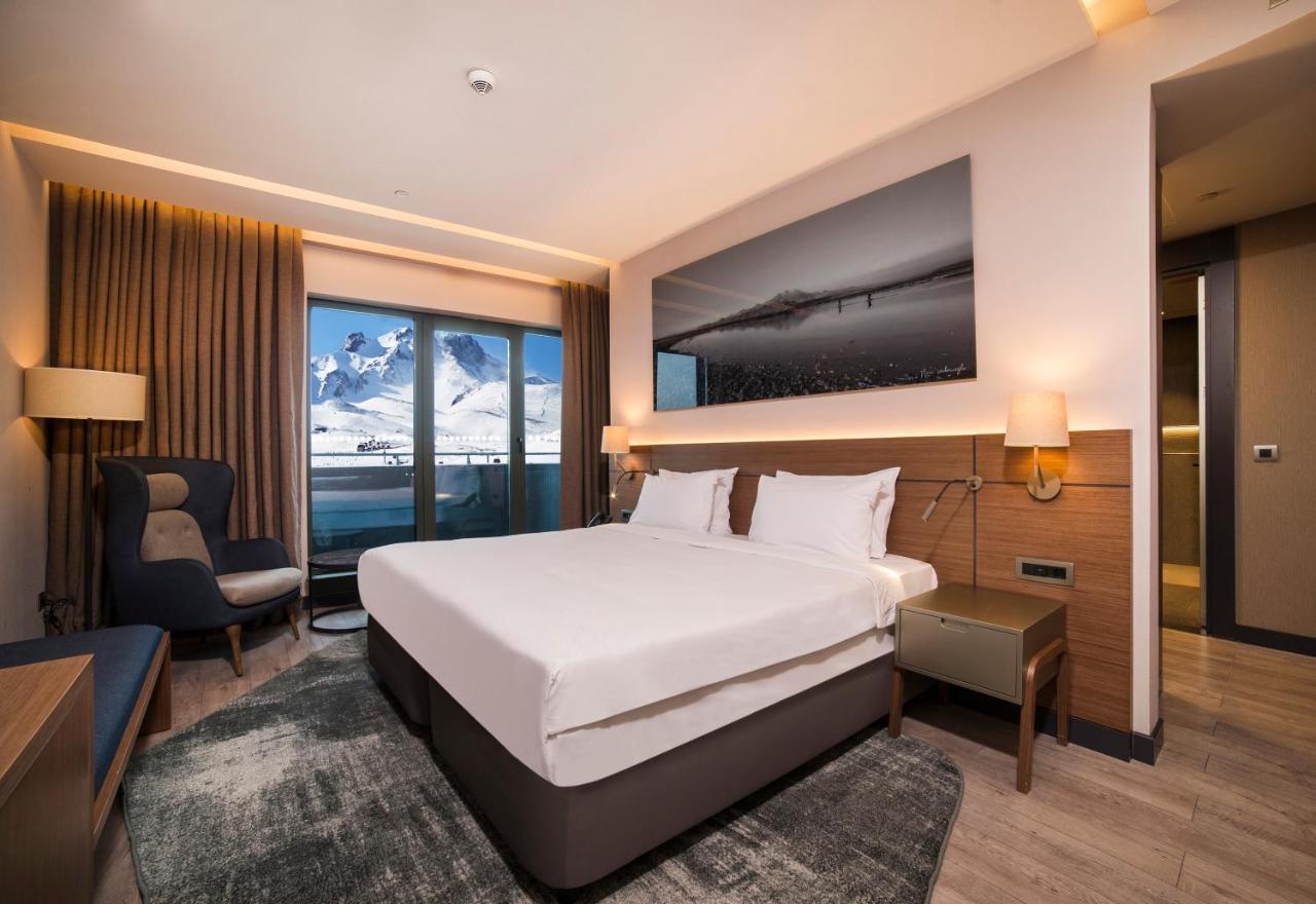 Radisson Blu Hotel, Mount 4*